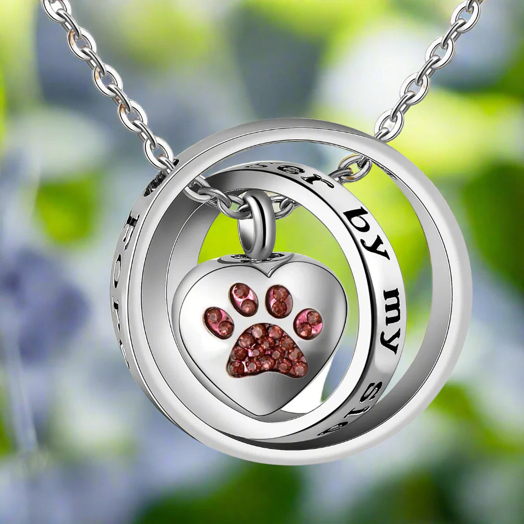 Kaia™ | Halsband med tassformad urn